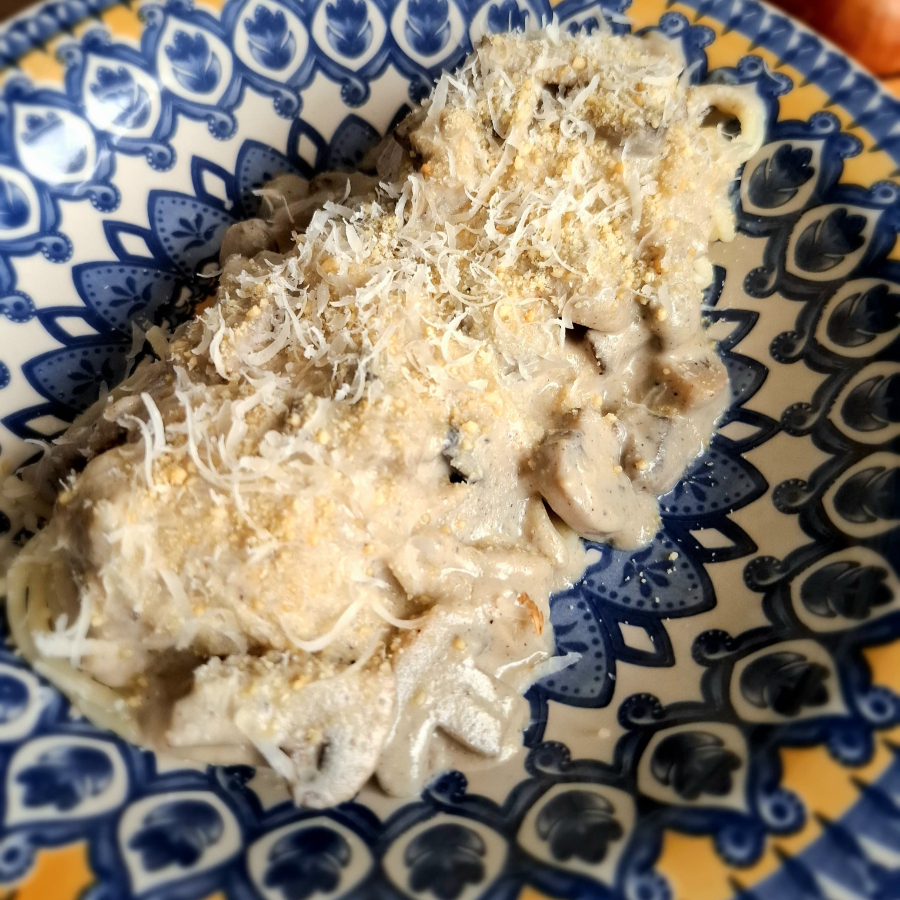 Espaguete de sêmola refogado com alho e azeite extra virgem, com um delicioso molho branco de castanha de caju e cogumelo fresco