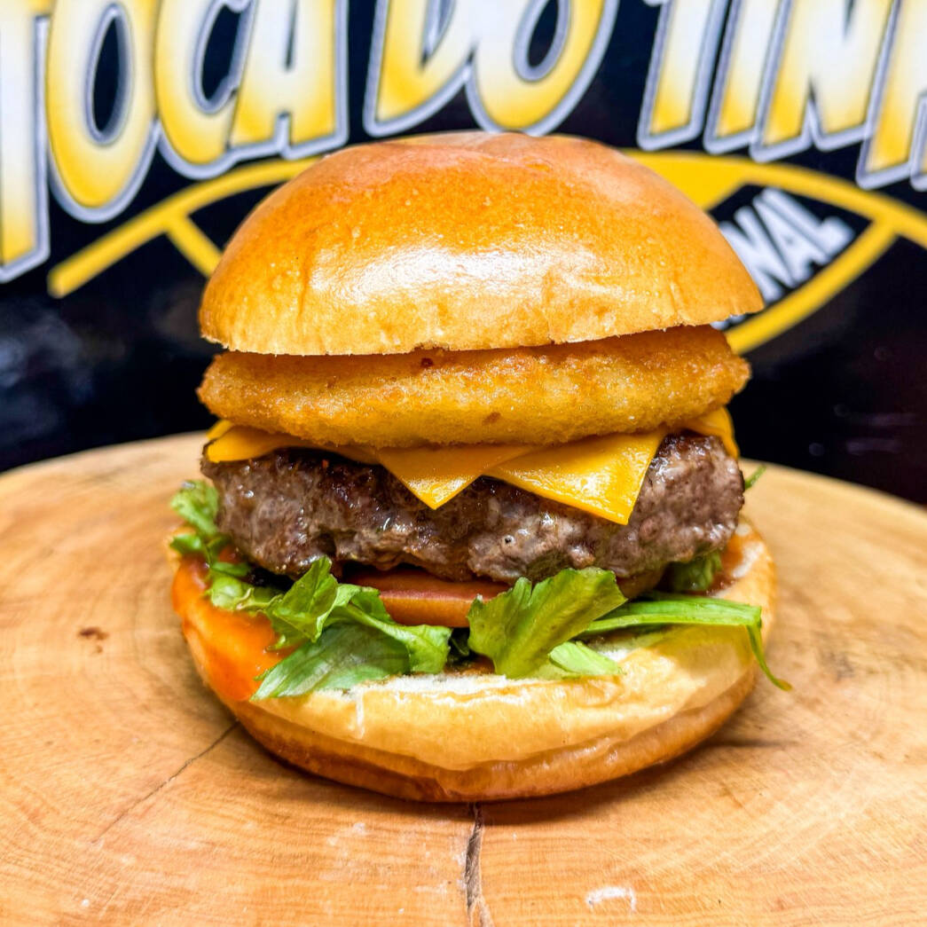 Pão de Brioche super macio, 1 burguer artesanal de 200g, salada, 1 disco de queijo empanado e molho da casa.