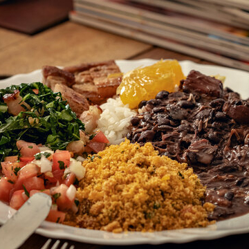 Arroz branco, feijoada e farofa