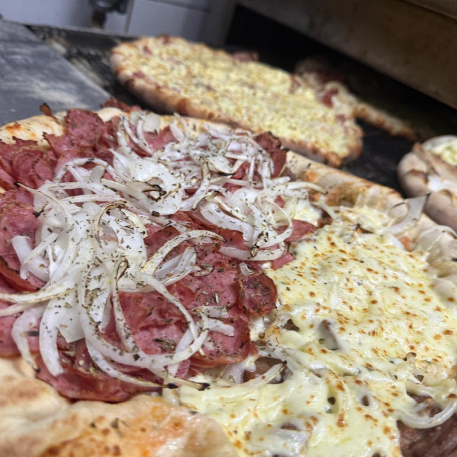 Mussarela (molho de tomate, mussarela e tomate) Calabresa (molho de tomate, calabresa e cebola)