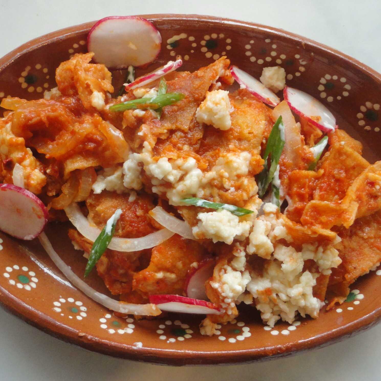 Chilaquiles Rojos con Milanesa Empanizada