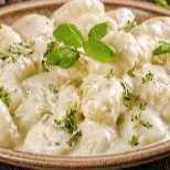 Macio, leve e saboroso: nosso nhoque é preparado com massa artesanal de batatas, servido com o nosso cremoso Molho Branco . Uma explosão de sabor que derrete na boca e traz aquele aconchego da verdadeira cozinha italiana!