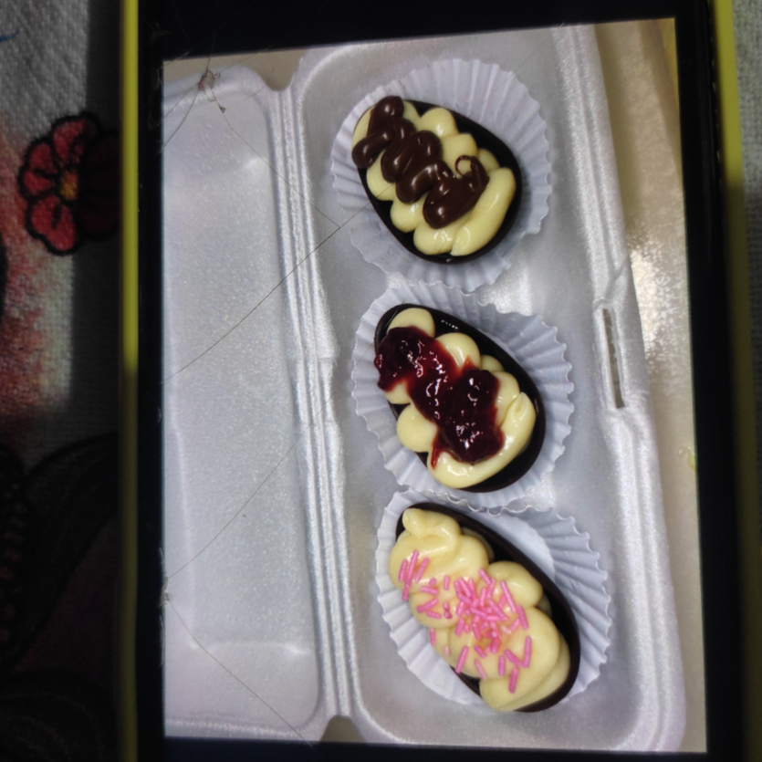 Acompanha 3 mini ovinhos de 50g cada, 1 creme de ninho, 2 creme de ninho com geleia de morango e creme de ninho com Nutella. Todos feito com muito cuidado e amor.