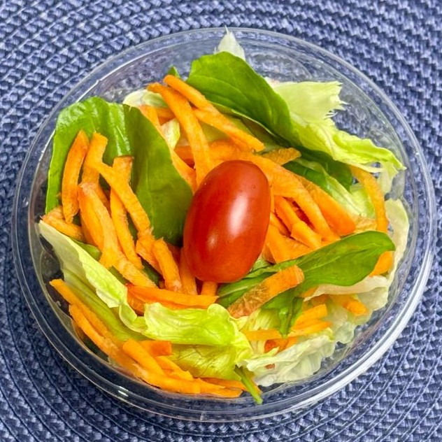 Feita com alface americana, rúcula, cenoura ralada e tomate cereja, essa salada é leve, colorida e perfeita para quem busca uma refeição saudável e refrescante. Mantenha o foco e o sabor — peça sua Salada Fit!
