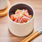 Cubos de salmão, atum e camarões cozidos, marinados no suco de limão, azeite e especiarias (200g)