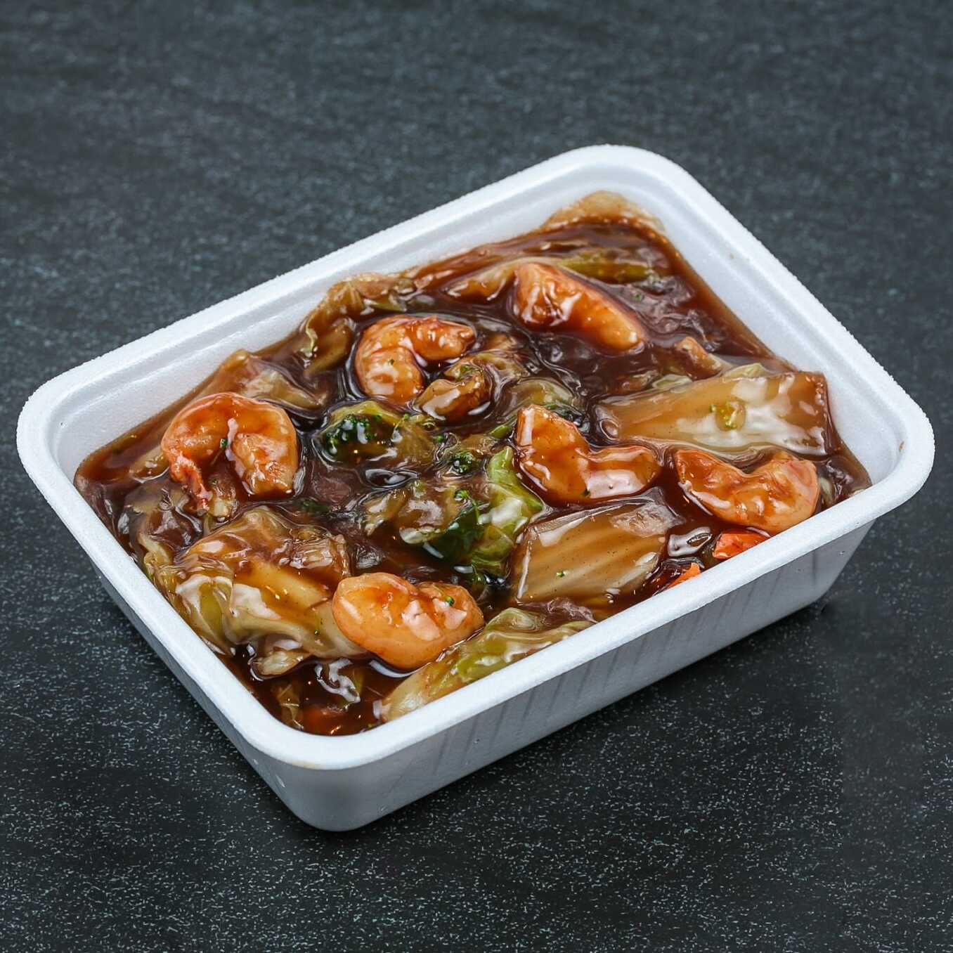 Yakissoba Camarão com: camarao, macarrao e legumes.