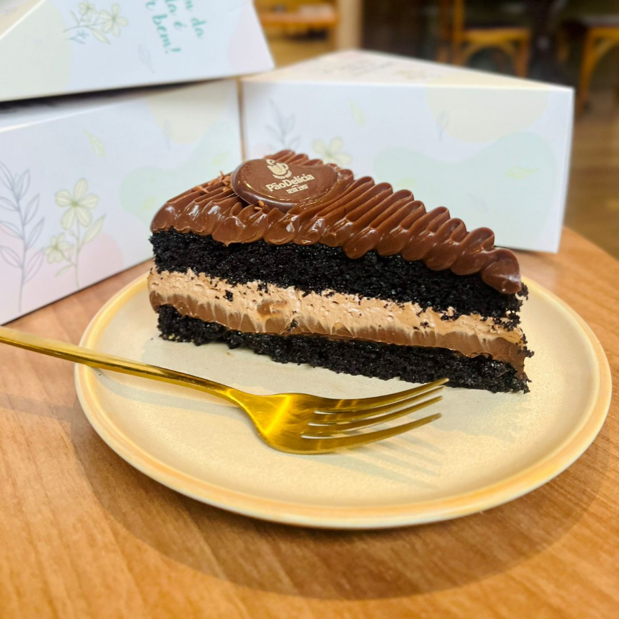 Massa de cacau Black, com recheio de chocolate ao leite e mousse de chocolate ao leite