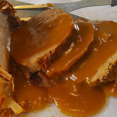 a nossa 'carne assada ao molho madeira', um dos nossos apetitosos 'Pratos do Dia', é uma refeição verdadeiramente completa e saborosa. É acompanhada de um arroz soltinho e bem temperado, feijão,macarrão, farofa crocante e uma salada verde vibrante ou legumes cozidos ao ponto, sempre frescos.