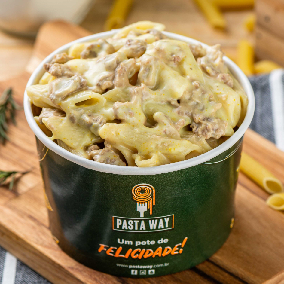 Penne coberto com um delicioso molho feito de carne bovina suculenta e mostarda, proporcionando uma combinação sofisticada e saborosa, perfeita para os amantes da alta gastronomia.

**fotos meramente ilustrativas - devido ao acondicionamento em embalagem e transporte o produto poderá não ter a mesma aparência da foto.