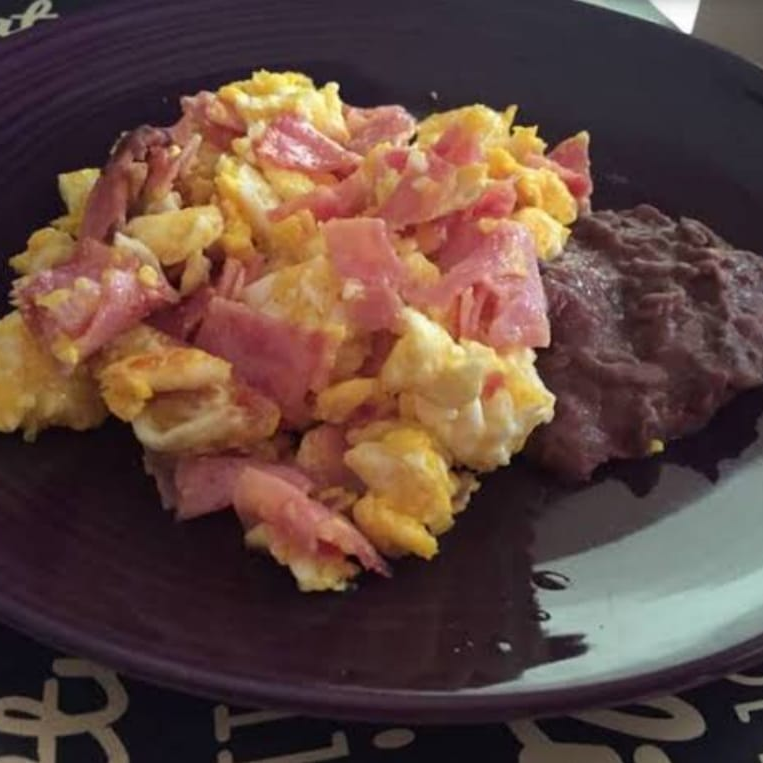 Combo Huevos con Jamon y Cafe