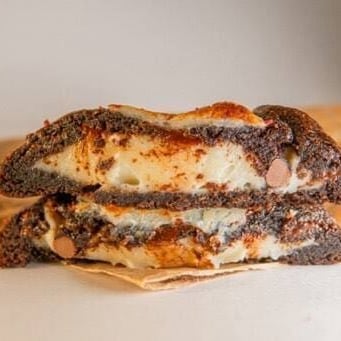 Nosso cookie duo, feito com massa de chocolate, mix de gotinhas de chocolate meio amargo e chocolate ao leite, e suuuper recheado com nosso brigadeiro artesanal de Leite Ninho, que é cremoso na medida certa! Recomendação: aqueça por 20 segundos