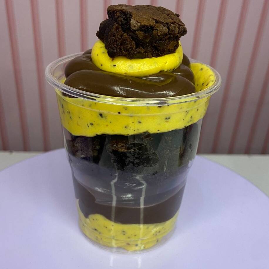 Brigadeiro cremoso de Chocolate, creme de Maracujá com brownies, finalizado com chocolate e creme de Maracujá com brownie.
200ml