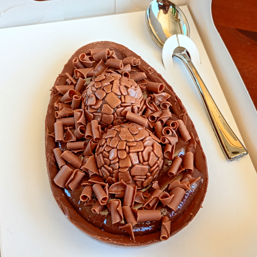 Delicie-se com esse espetacular ovo de colher, preparado com casca de chocolate nobre, recheado com o nosso Cremoso brigadeiro gourmet ao leite, finalizado com lascas de chocolate belga calebaut, e brigadeiros gourmet confeitados com chocolate belga.