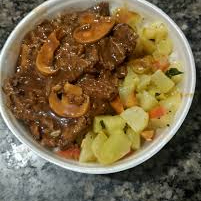 Acompanha, arroz, feijão, macarrão, salada e legumes