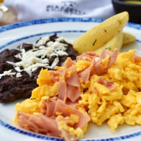 Huevo con Jamón + Licuado
