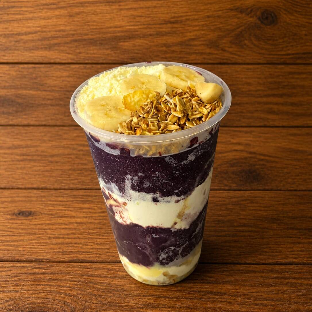Açaí super cremoso montado em camadas de leite em pó + banana e granola