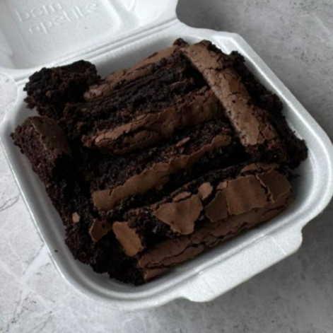 Canto do brownie que passa um pouco mais do ponto tornando crocante, e retalhos que são os pedaços que sobram do corte, se quiser você pode adicionar nossos recheios para complementar.