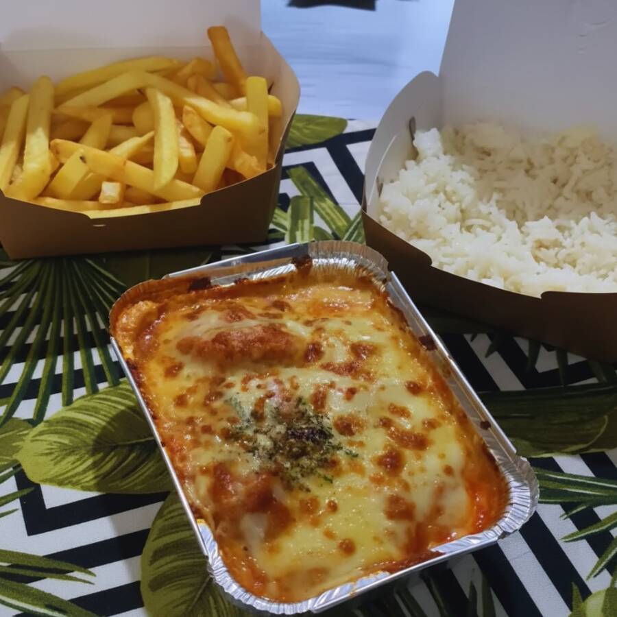 Delicioso parmegiana de frango empanado com farinha especial, molho de tomates italiano e finalizado com queijo mussarela. Acompanha arroz branco e fritas