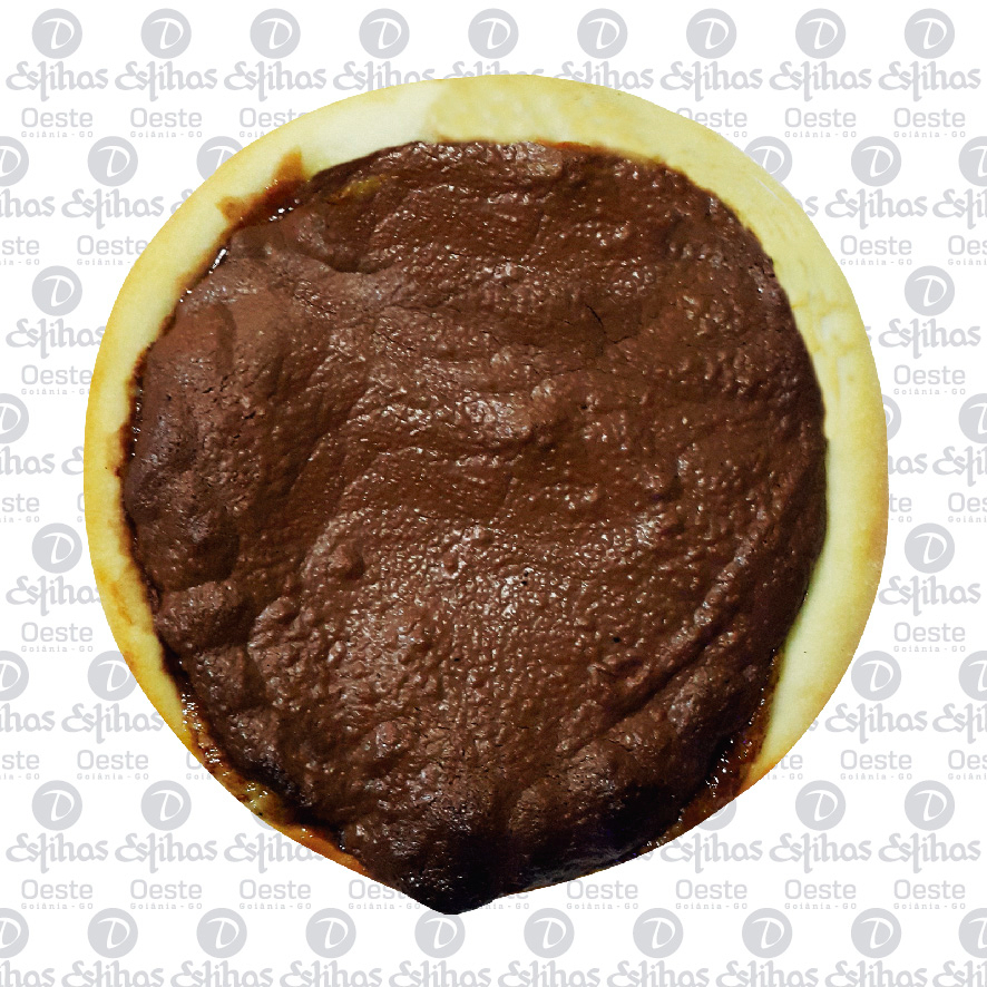 esfiha de queijo frescal (minas) + avela por cima