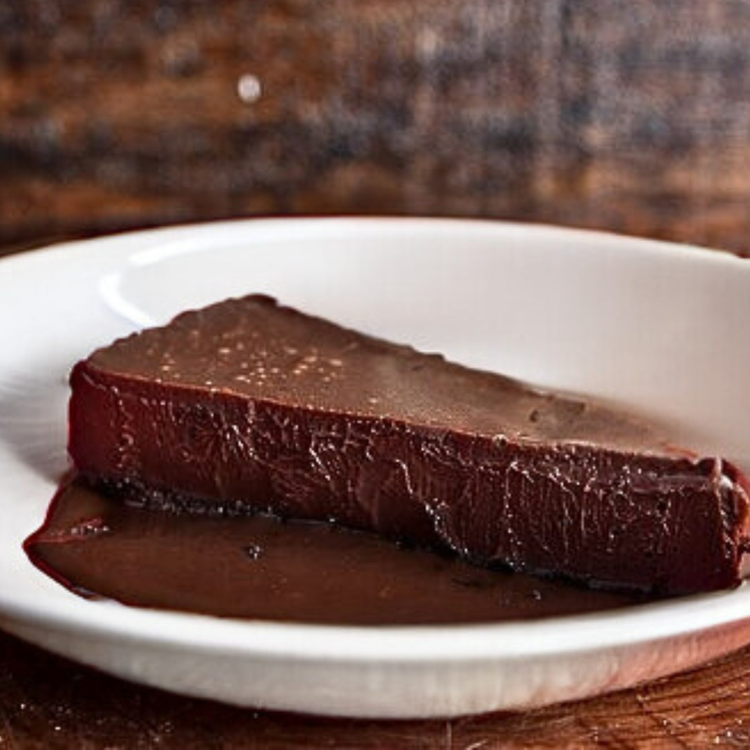 uma torta cremosa, puro chocolate ao leite, com calda cremosa de chocolate meio amargo. Uma combinação chocolatuda que faz qualquer um feliz.