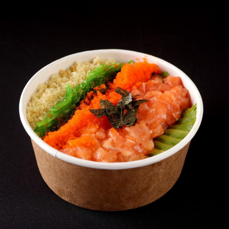 Poke de Tartare de Salmão com avocado, ovas de massago e wakame temperado servidos frio, com base de arroz japonês temperado, finalizados com flocos crocantes de tempurá, alga de nori picada e gergelim torrado. Acompanha Molho Ponzo Badapoke.