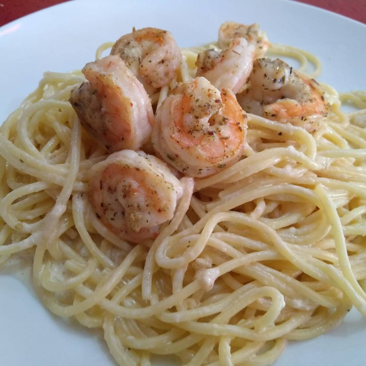 Pasta Alfredo con Camarones