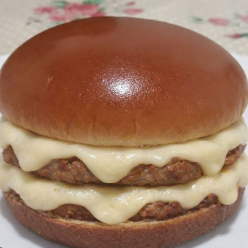 Pão gourmet, 02 hambúrgueres artesanal de 120 gramas, queijo, presunto e maionese