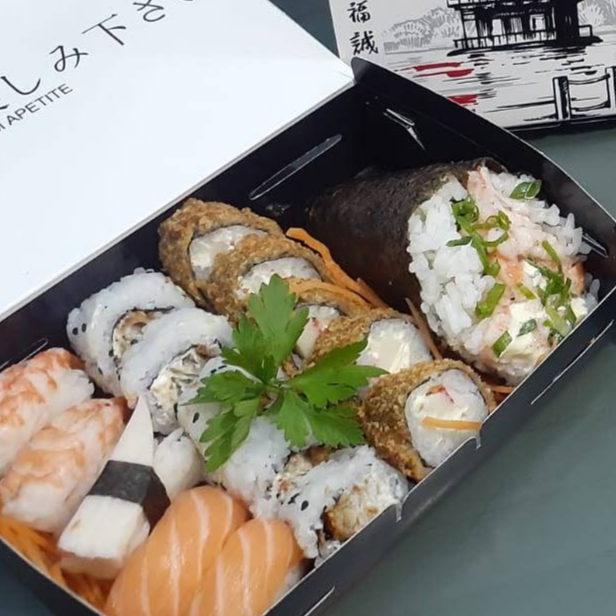 05 niguiri / 05 uramakis / 05 cariocas + 01 Temaki de camarão empanado.
15 unidades de sushis variados no sabor.
Obs: o temaki vai natural, caso queira frito marcar na opção ADICIONAIS.