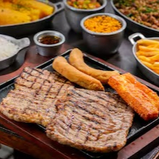 Cupim 800g in natura. Acompanha: Arroz branco, feijão tropeiro, batata frita, banana à milanesa, queijo coalho, paçoca de carne, mandioca cozida e vinagrete.