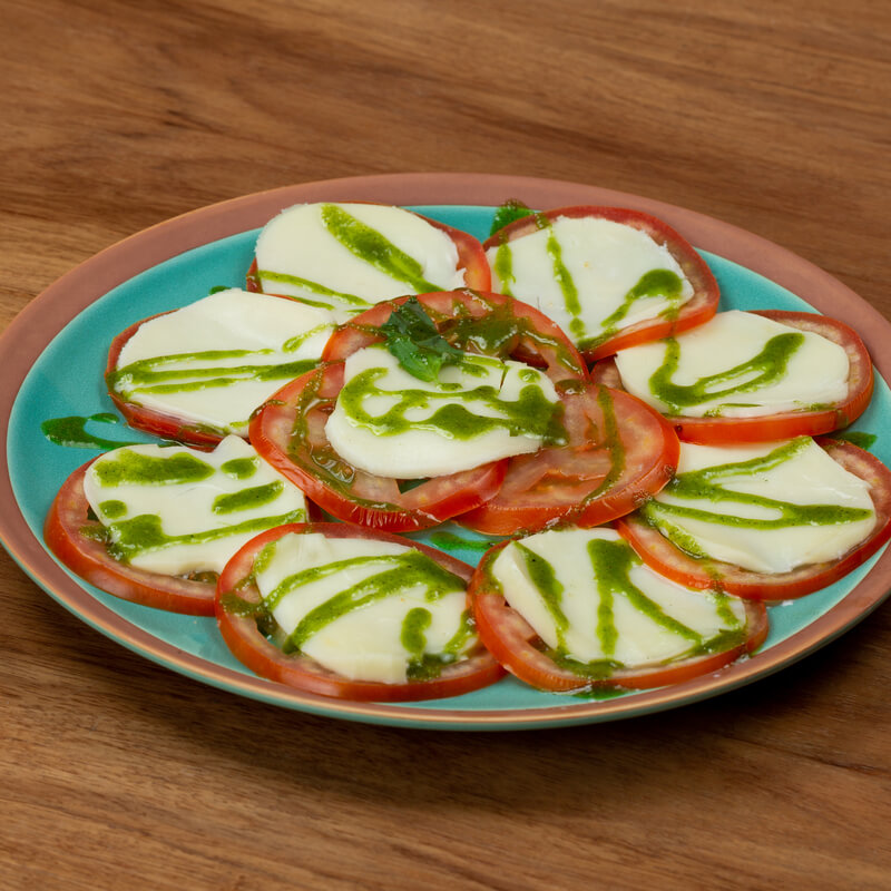 Ensalada Caprese con pollo