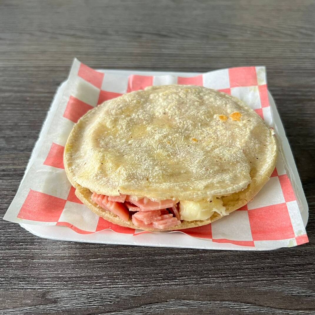 Queso con jamón.