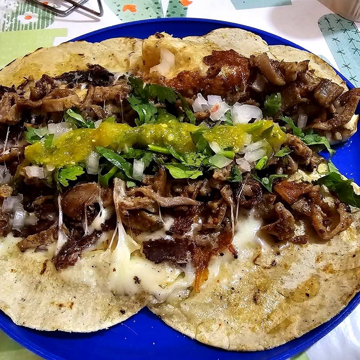 3 Tacos (Bistec, Chorizo y Tripa) más Una Coca