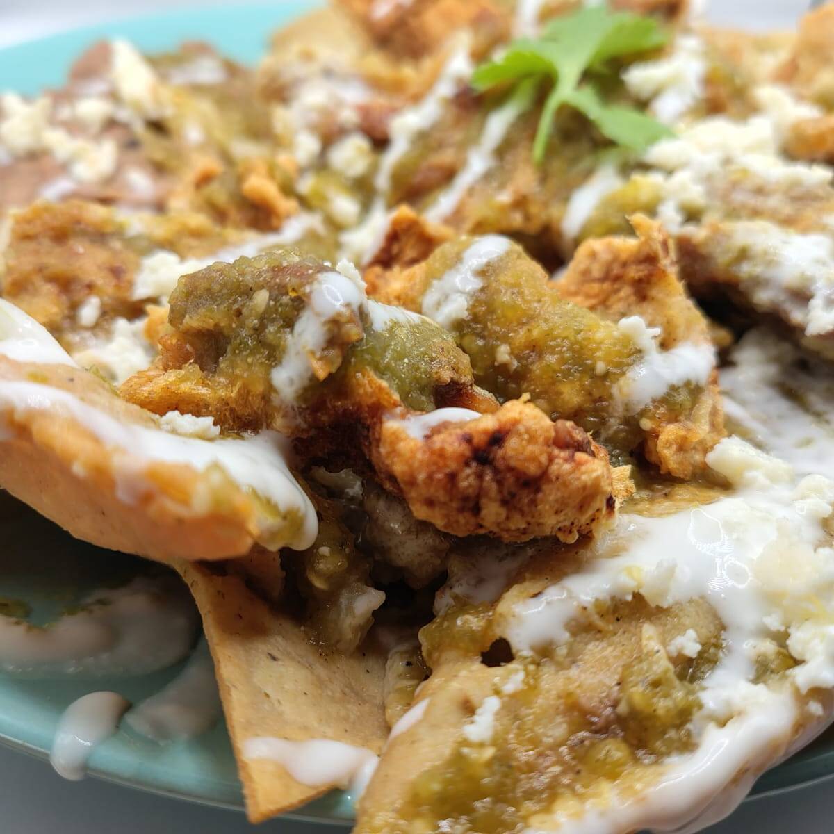 Torta de Chilaquiles con Chicharrón