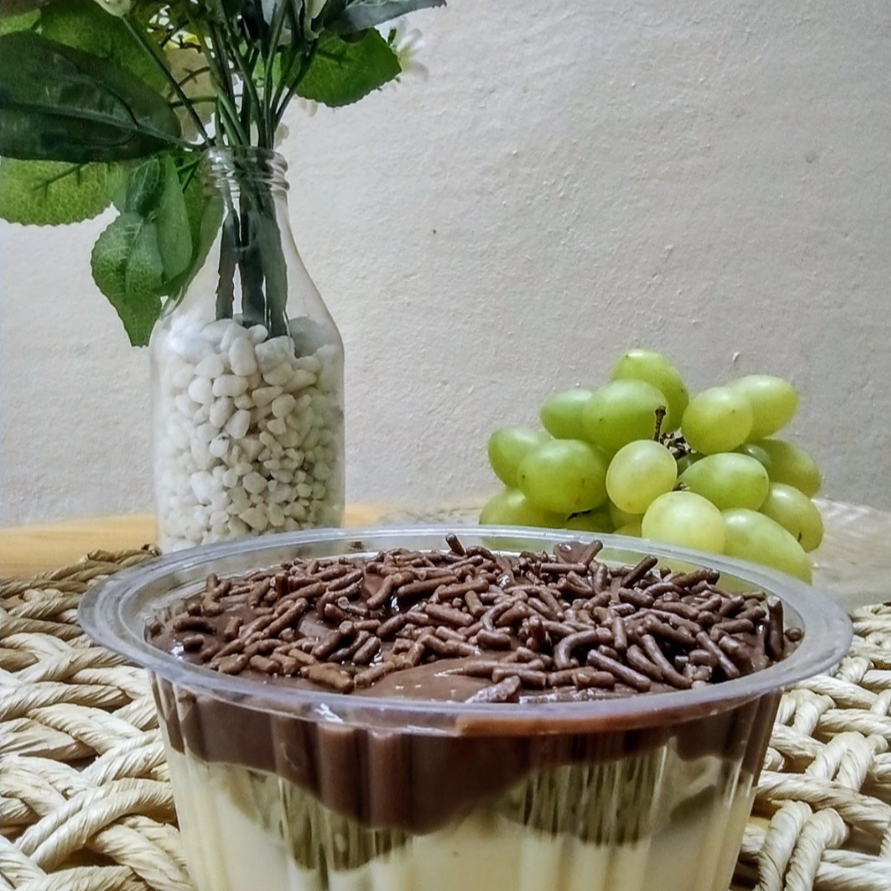 Creme de ninho, uvas, brigadeiro de chocolate 50% cacau