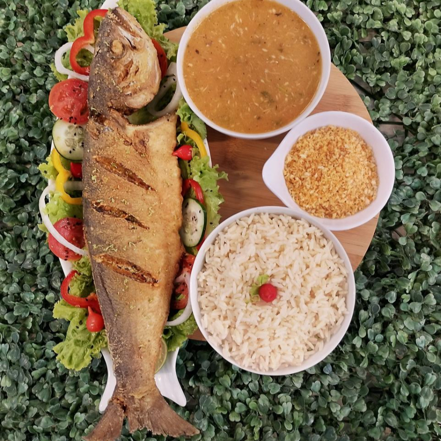 Posta de peixe branco empanada com 800g. Coberta com molho branco da casa, guarnecido com arroz, pirão e farofa panko.