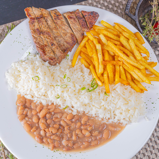 Um bifinho do bombom da alcatra assado na brasa da nossa parrilla, acompanhado de batata frita, arroz branco e feijão tudo feito com muito amor.