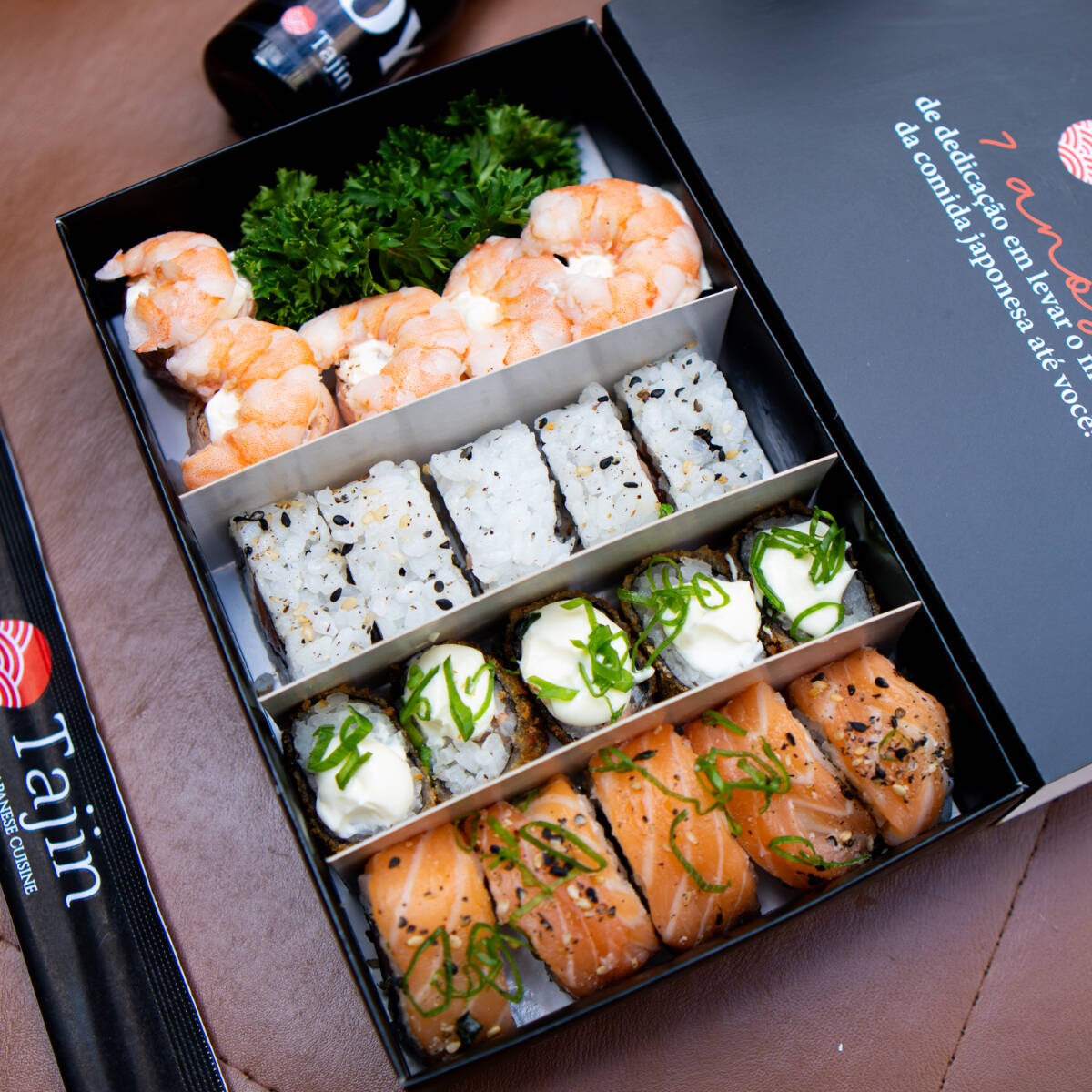 Combinado composto por: 05 Hot Philadelphia, 05 Ebi Nikkei, 05 Uramaki Philadelphia, 05 Uramaki Alaska. Acompanha: 1 hashi, 2 porta shoyu, 4 molho terê, 2 molho shoyu, 1 guardanapo.