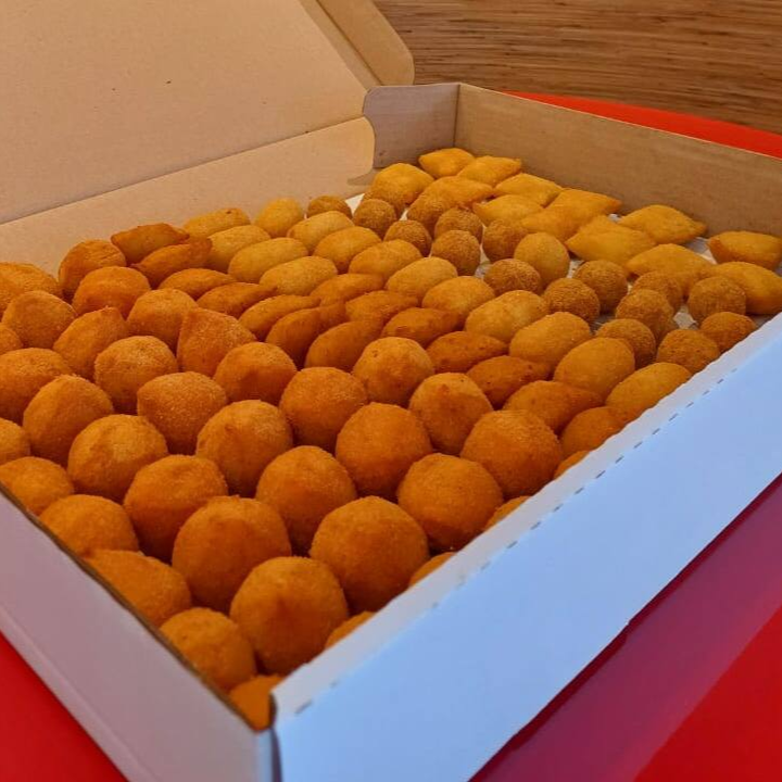 20 coxinhas, 10 bolinhos de bacalhau, 10 bolinho chester e 10 risoles de queijo