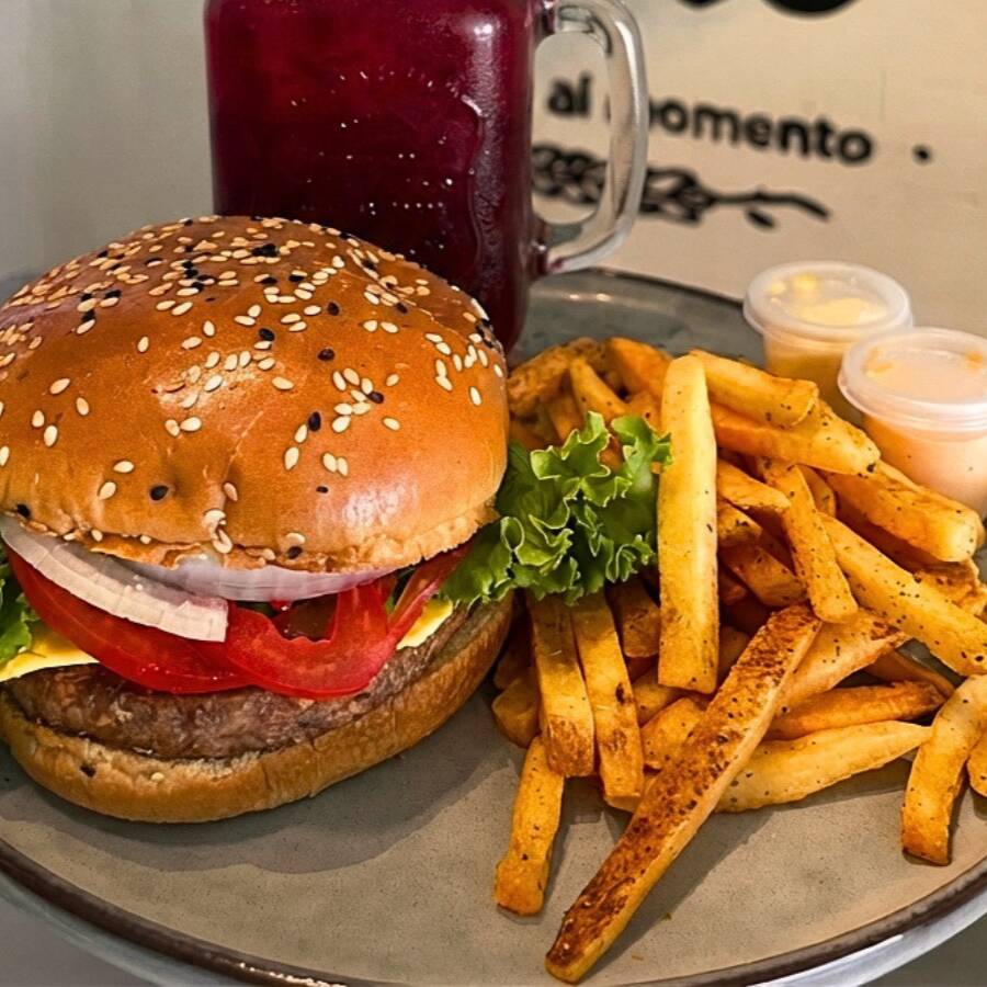 Hamburguesa Sencilla + Papas + Agua del Día