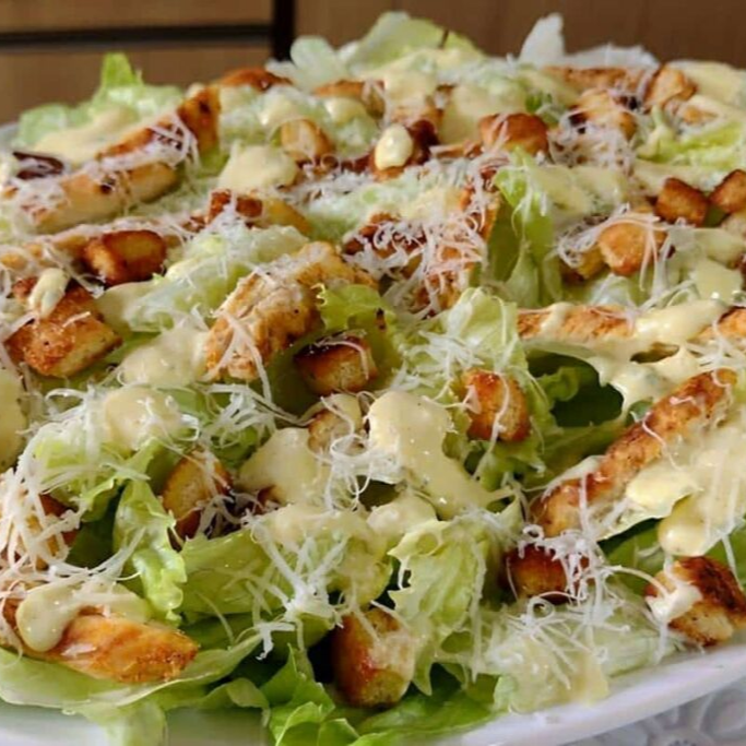 (Alface, tomate cereja, croutons, frango, parmesão e molho caesar)