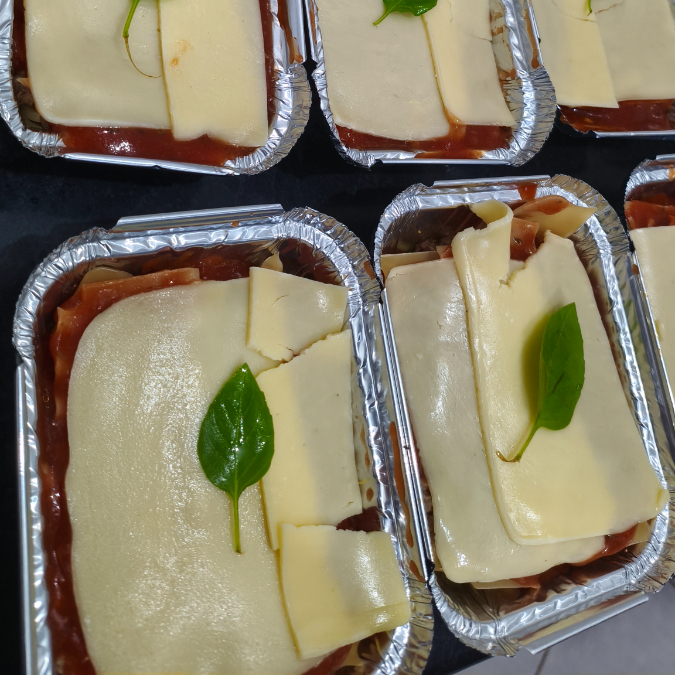 LASANHA DE FRANGO com Molho Vermelho. (Massa, Frango, Queijo e Presunto)