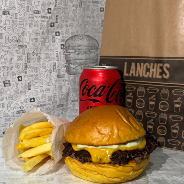 1 Santo smash, 1 batata P e um refrigerante em lata do sabor diponivel!