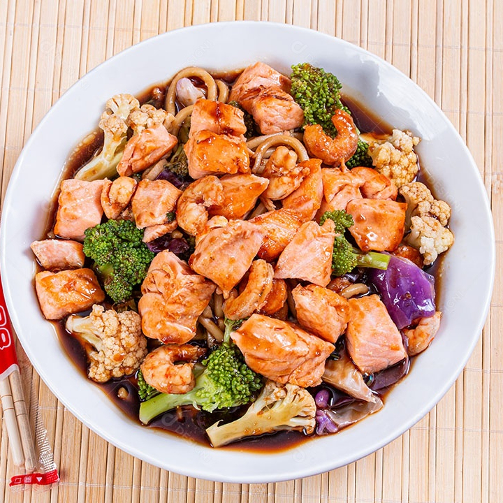 Macarrão, salmão, legumes e molho. ( 800g )