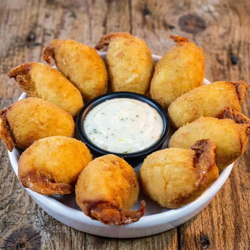 Deliciosos camarões empanados - fritos Camarões inteiros empanados e com incrível recheio de Catupiry