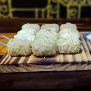 10 unidades de queijo coalho crocante, empanado no panko e frito até o ponto perfeito. Sabor irresistível e uma textura única, ideal para petiscar ou acompanhar o seu prato principal! Crocante por fora, cremoso por dentro!