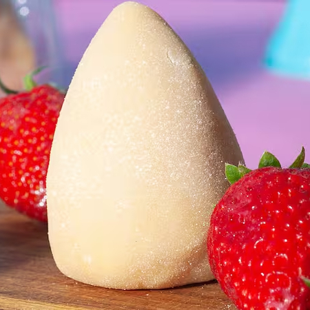 Coxinha de Ninho recheada com morango.