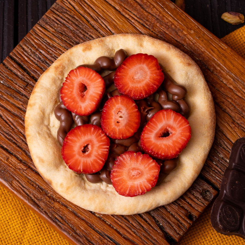 A combinação perfeita entre o doce da Nutella com o frutado do morango. Massa de esfiha com cobertura saborosa que só a Nutella proporciona. Por cima, a sobremesa é finalizada com fatias de morango pra dar aquele toque de frescor.