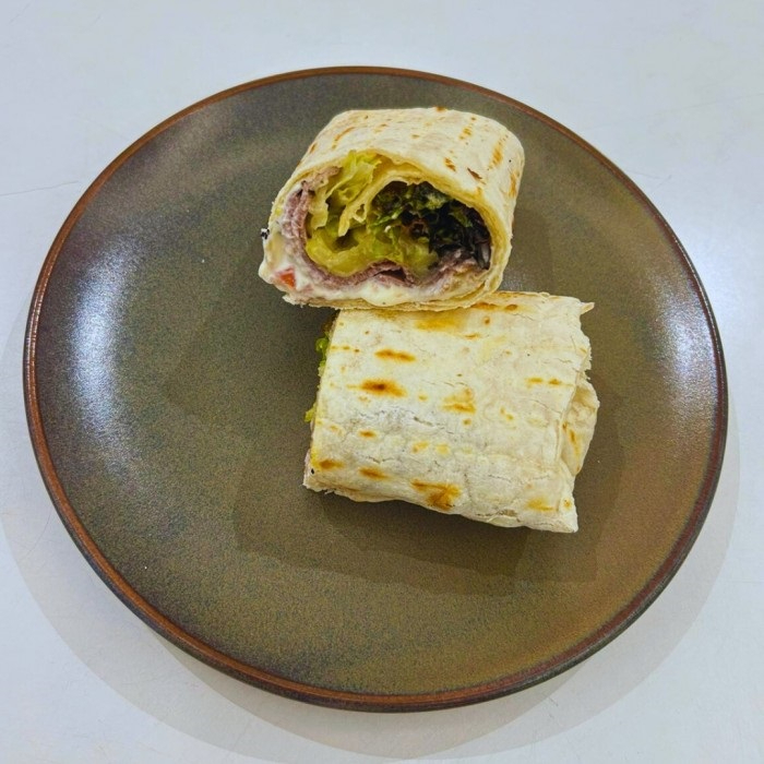 Roast beef em fatias finas, queijo Emmental derretido, mix de folhas verdes e molho mostarda Dijon.