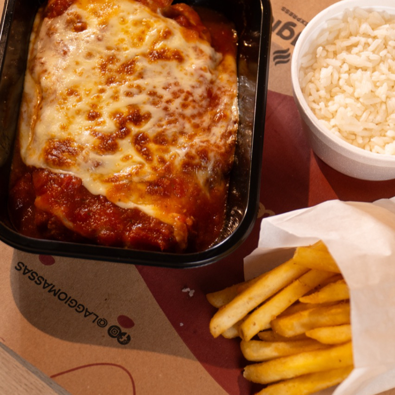 Experimente essa combinação exclusiva, alcatra empanada, com nosso molho 100% natural e nosso queijo gratinado por cima da parmeggiana! Somado a um arroz soltinho e uma batata frita que você nunca provou igual. Não é apenas uma parmegiana, é a Parmeggiana do Laggio!