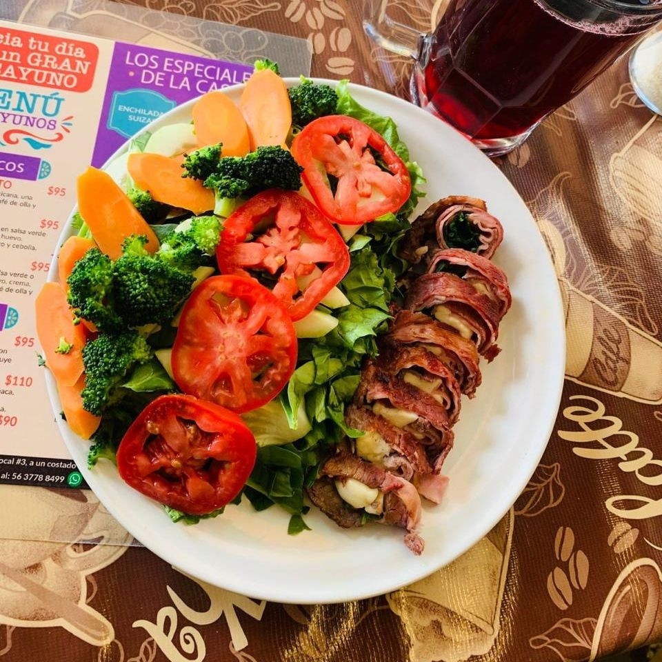 Rollo envuelto con ensalada